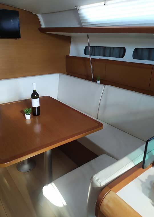 Sailing yacht 