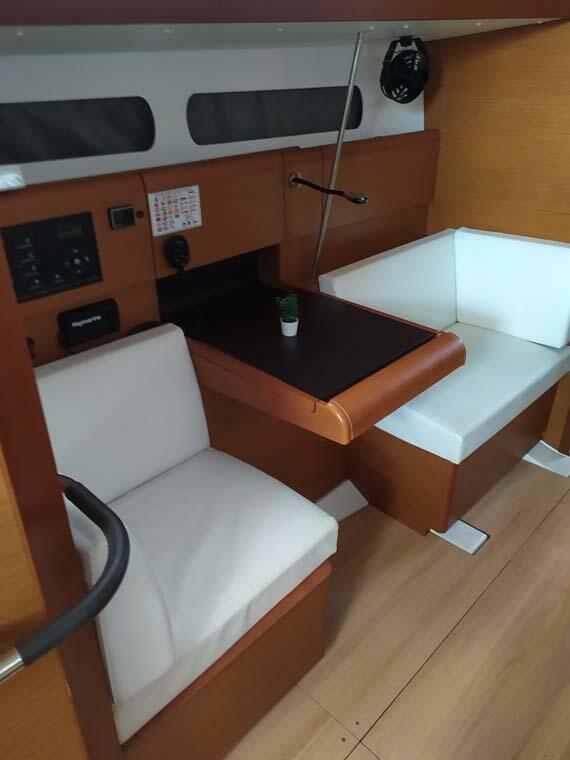 Sailing yacht 