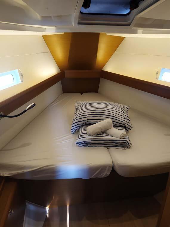 Sailing yacht 