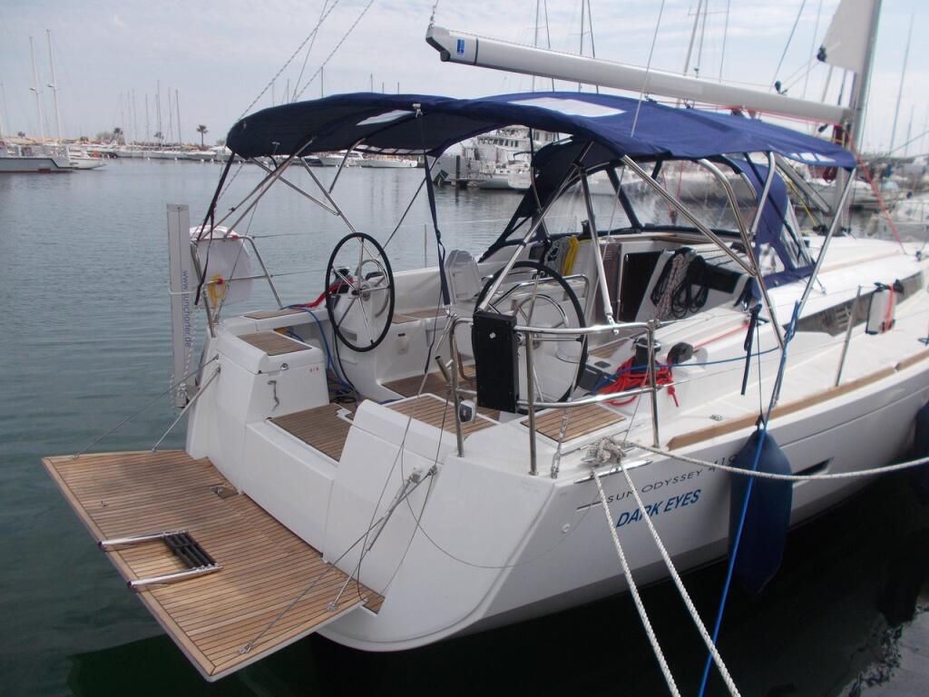Sailing yacht 