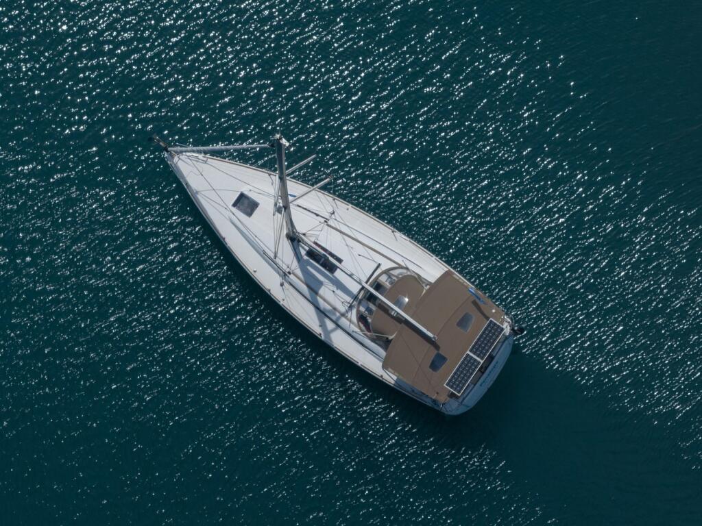 Sailing yacht 