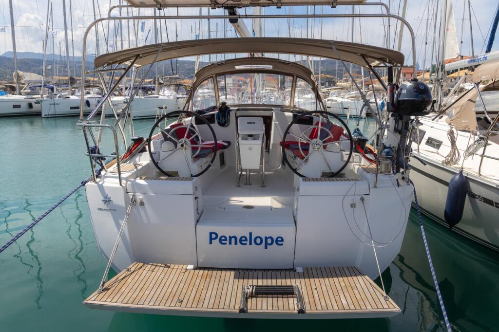 Sailing yacht 