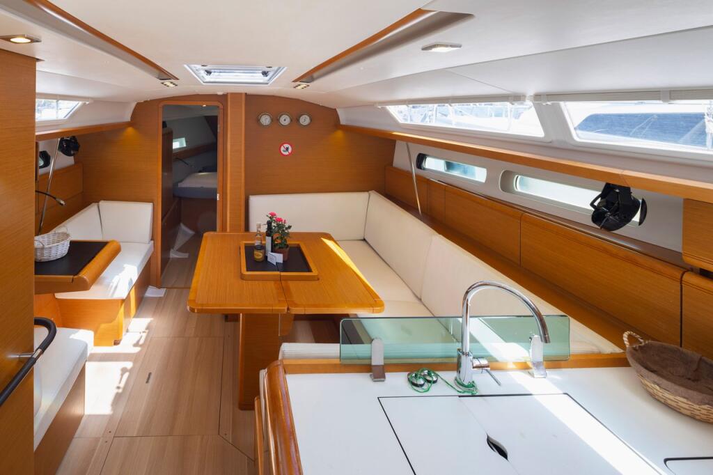 Sailing yacht 