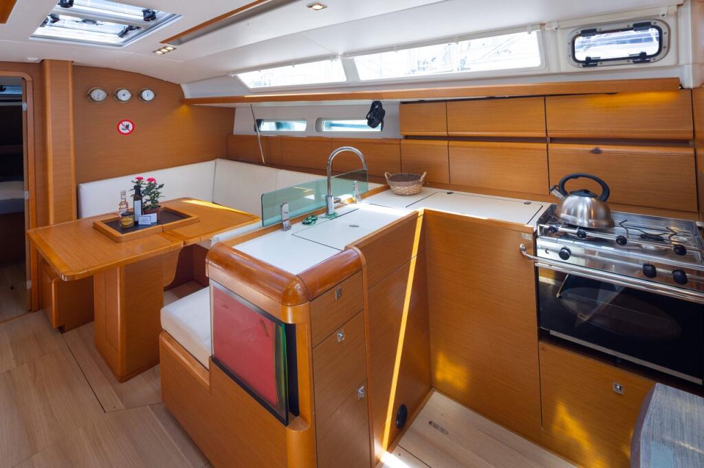 Sailing yacht 