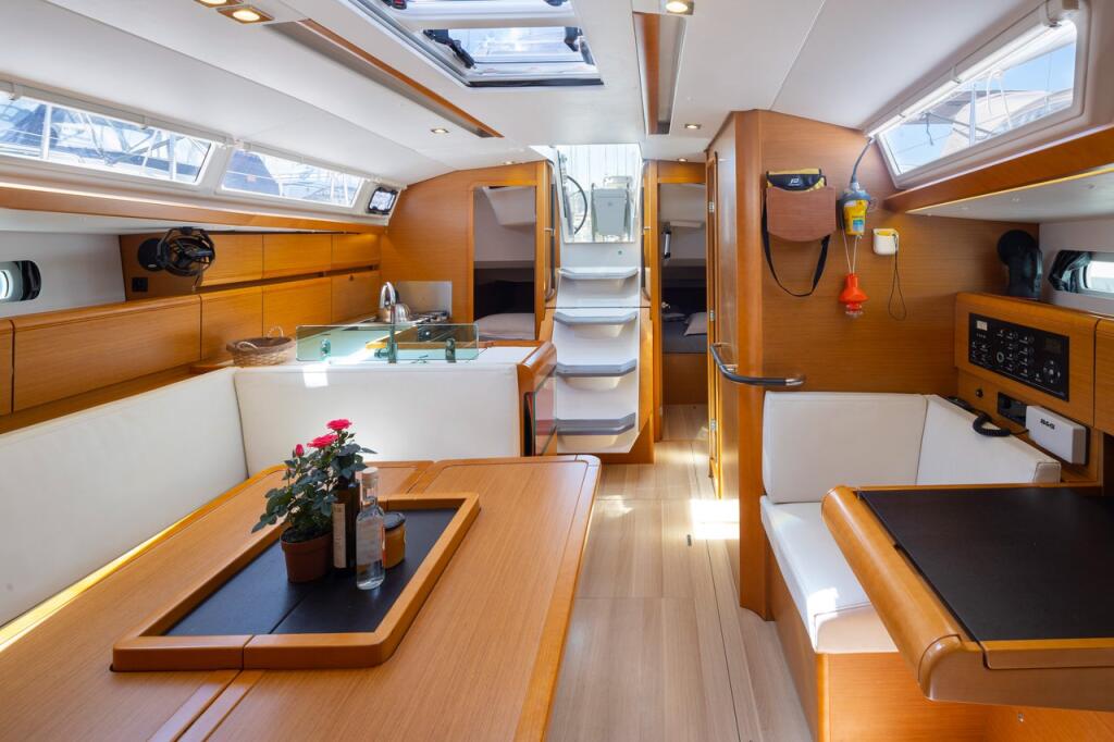 Sailing yacht 