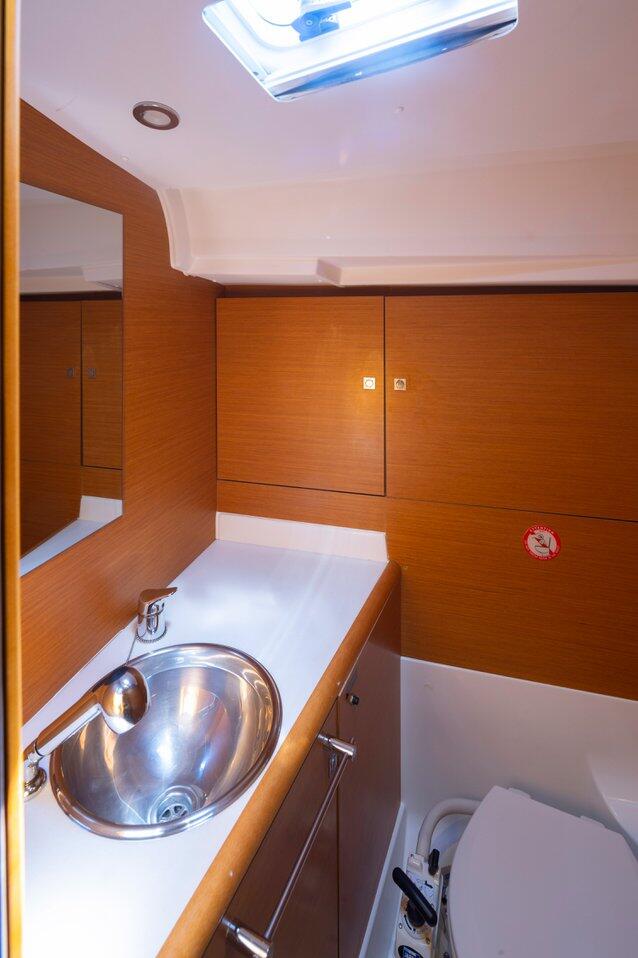 Sailing yacht 