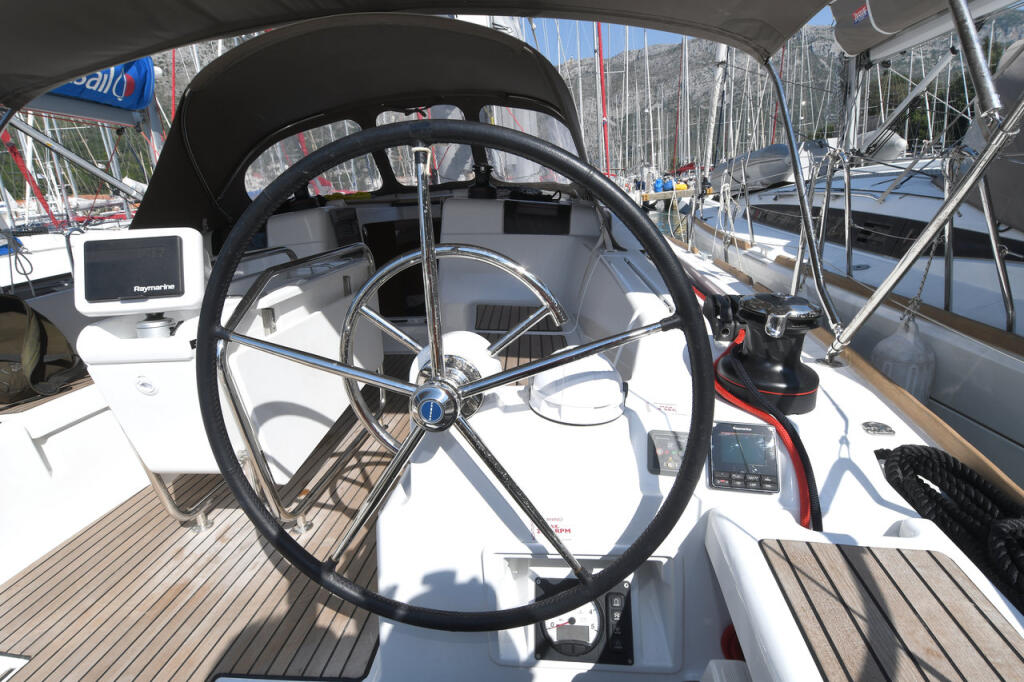 Sailing yacht 