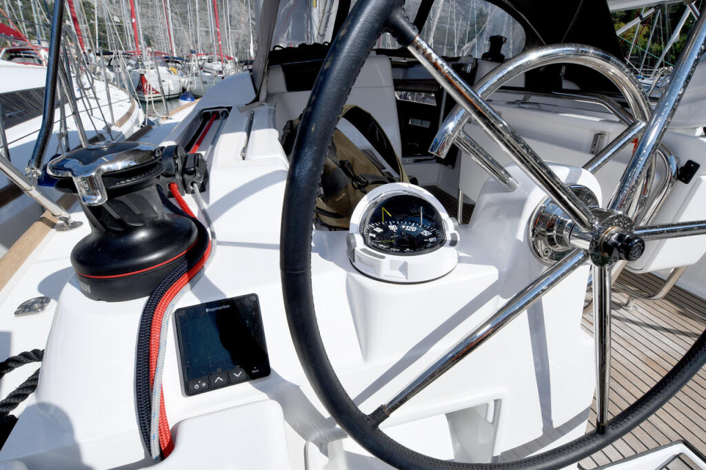Sailing yacht 