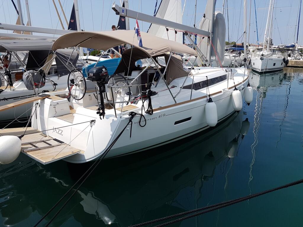 Sailing yacht 