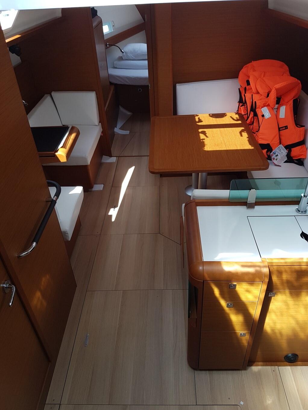 Sailing yacht 
