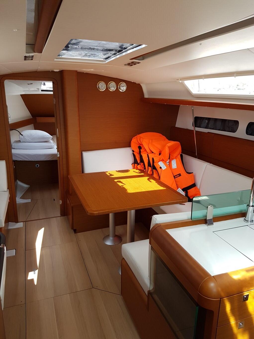 Sailing yacht 