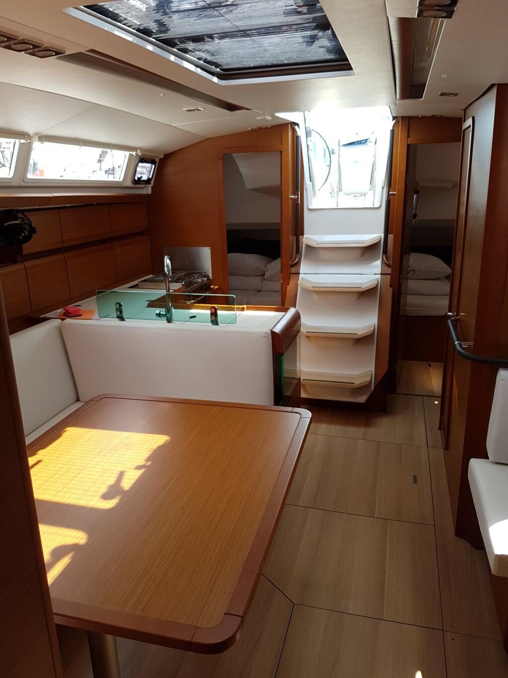 Sailing yacht 