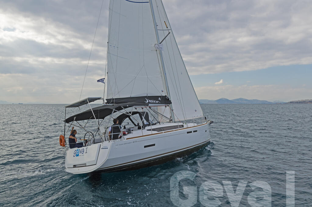 Sailing yacht 