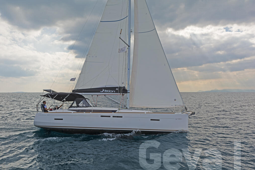 Sailing yacht 