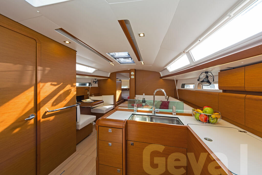 Sailing yacht 