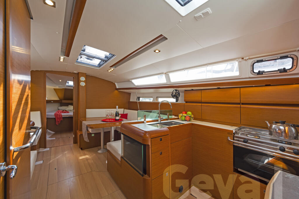 Sailing yacht 