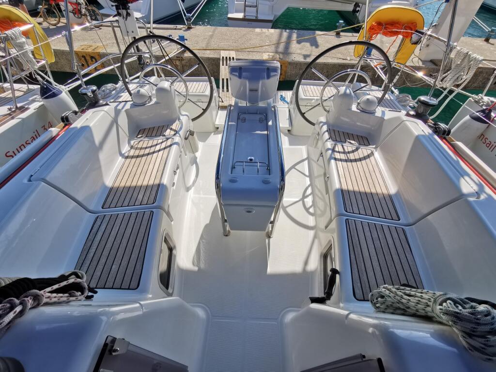 Sailing yacht 
