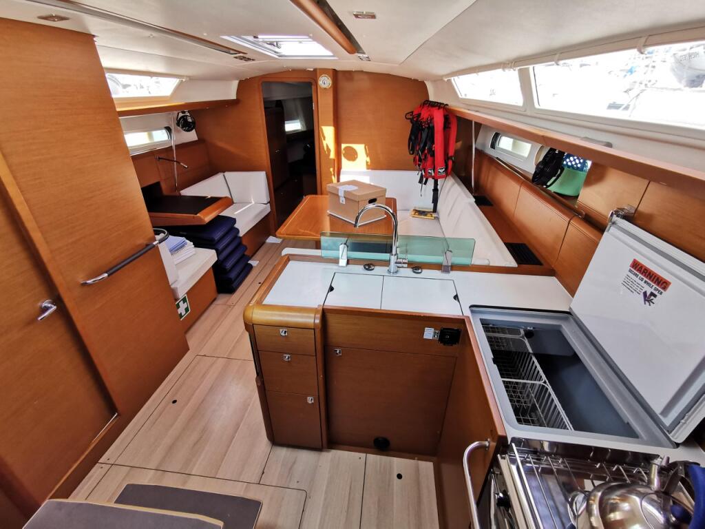 Sailing yacht 