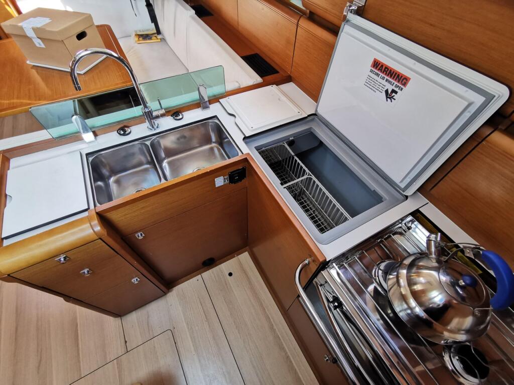 Sailing yacht 