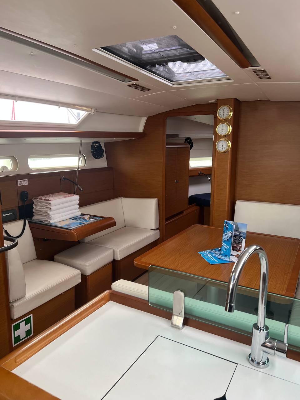 Sailing yacht 