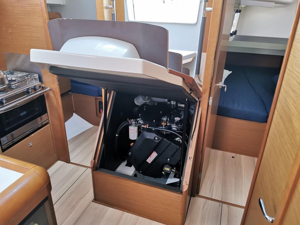 Sailing yacht 
