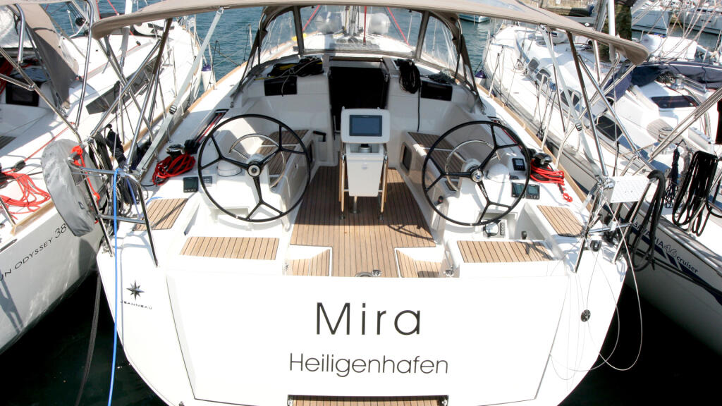 Sailing yacht 