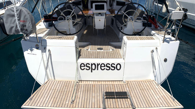 Sailing yacht 