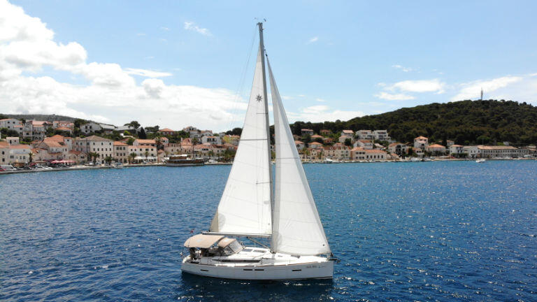 Sailing yacht 