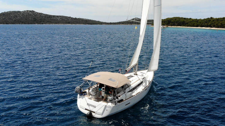 Sailing yacht 