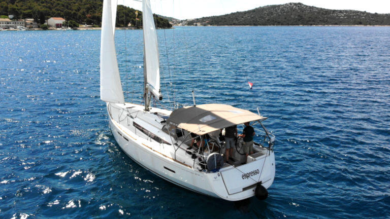 Sailing yacht 