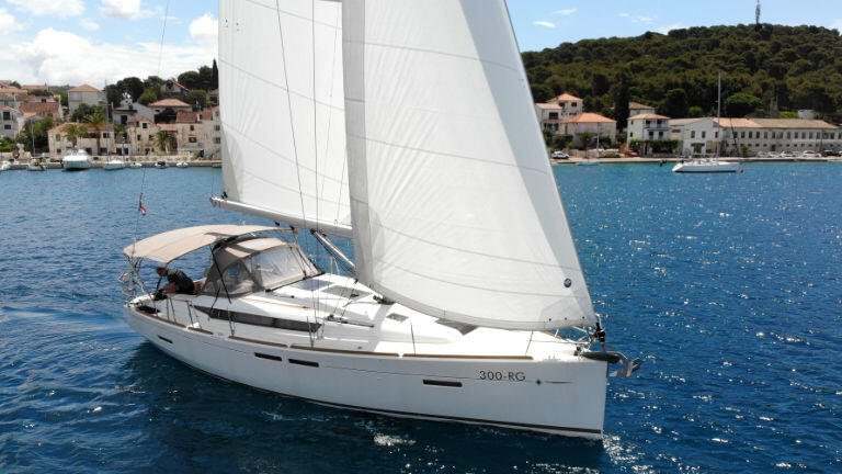 Sailing yacht 