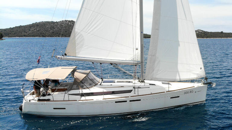 Sailing yacht 