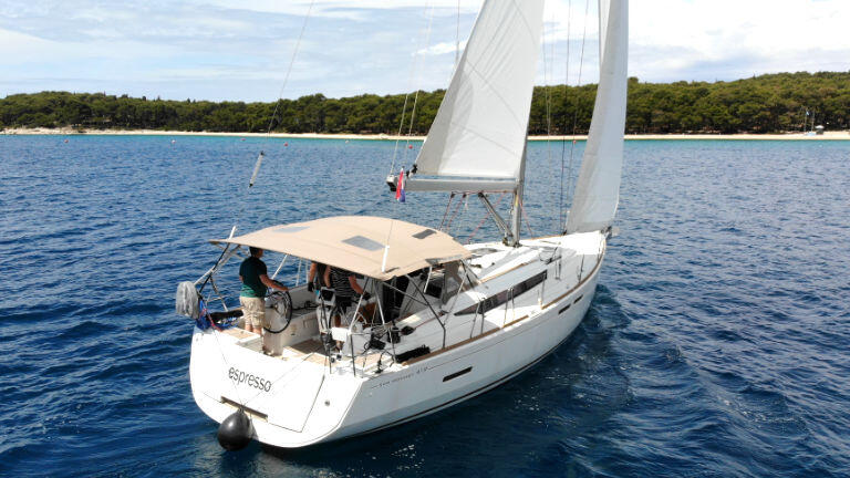 Sailing yacht 