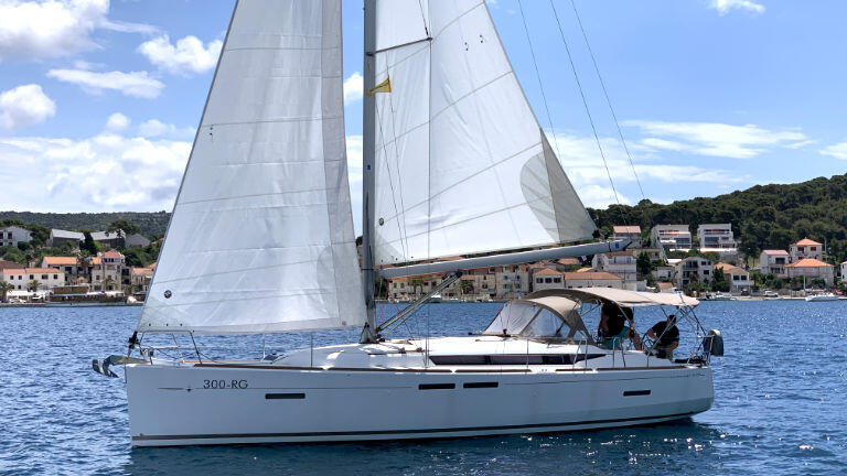 Sailing yacht 
