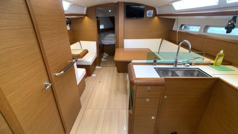 Sailing yacht 