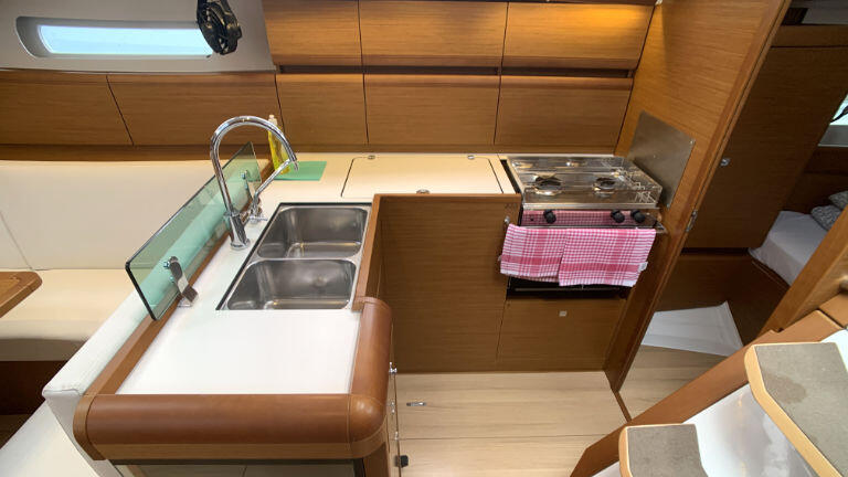 Sailing yacht 