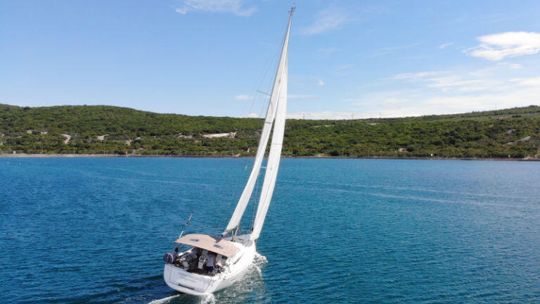 Sailing yacht 