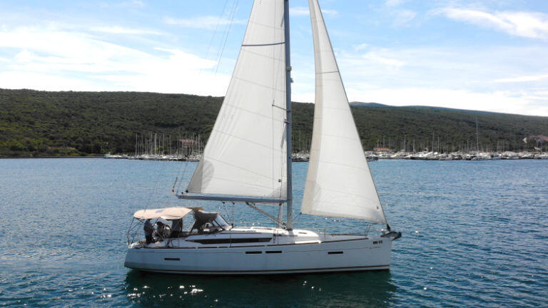 Sailing yacht 