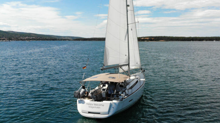 Sailing yacht 