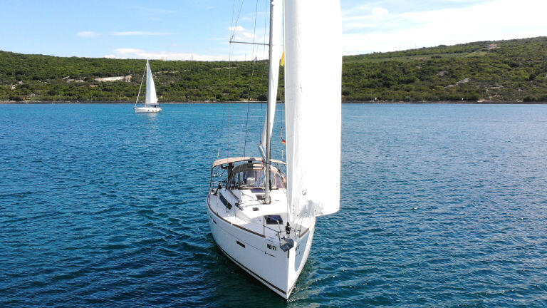 Sailing yacht 