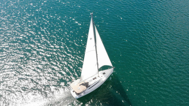 Sailing yacht 