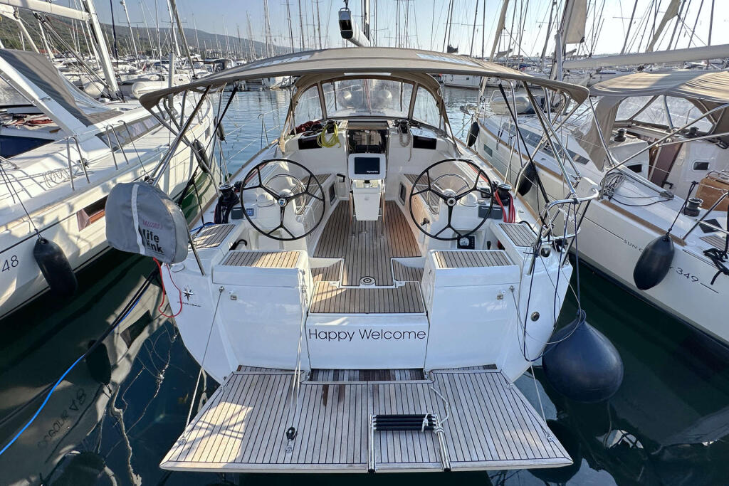 Sailing yacht 