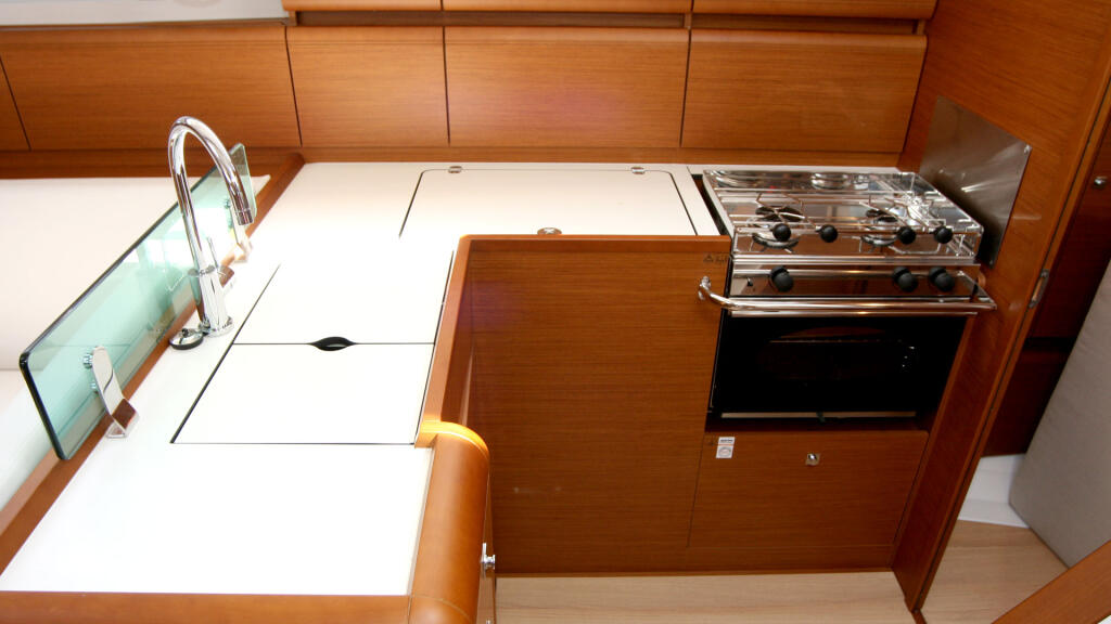 Sailing yacht 