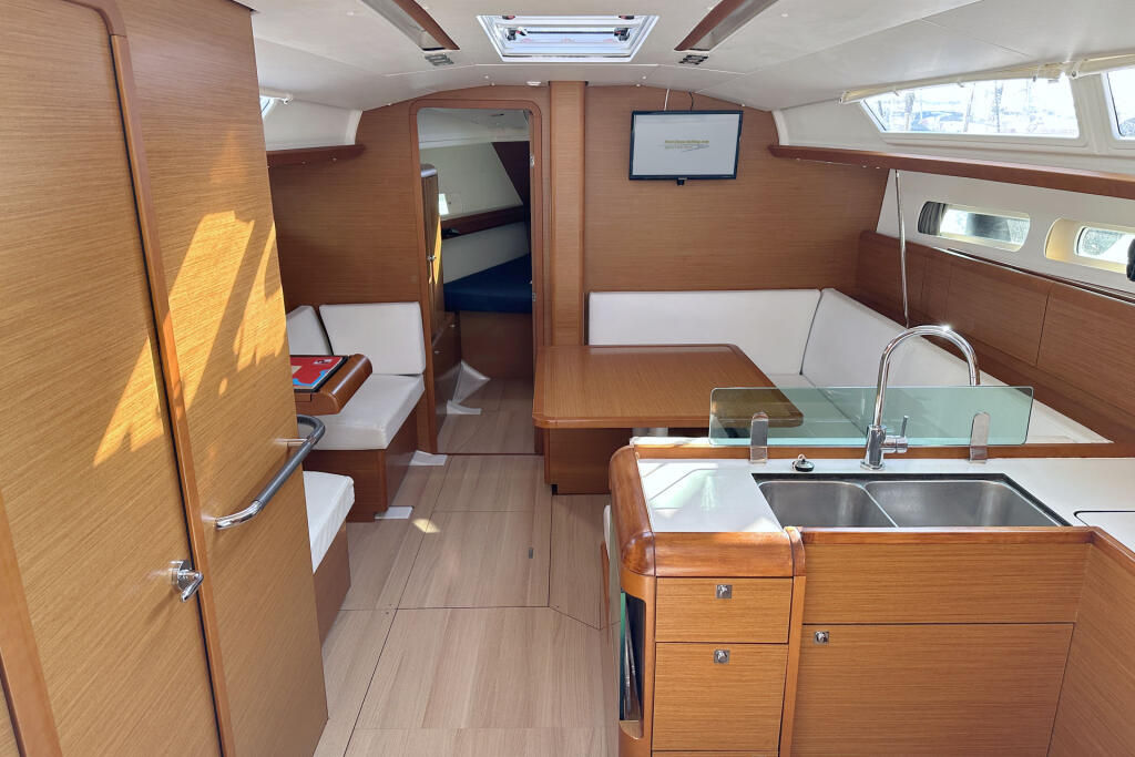 Sailing yacht 