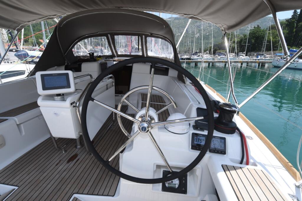 Sailing yacht 