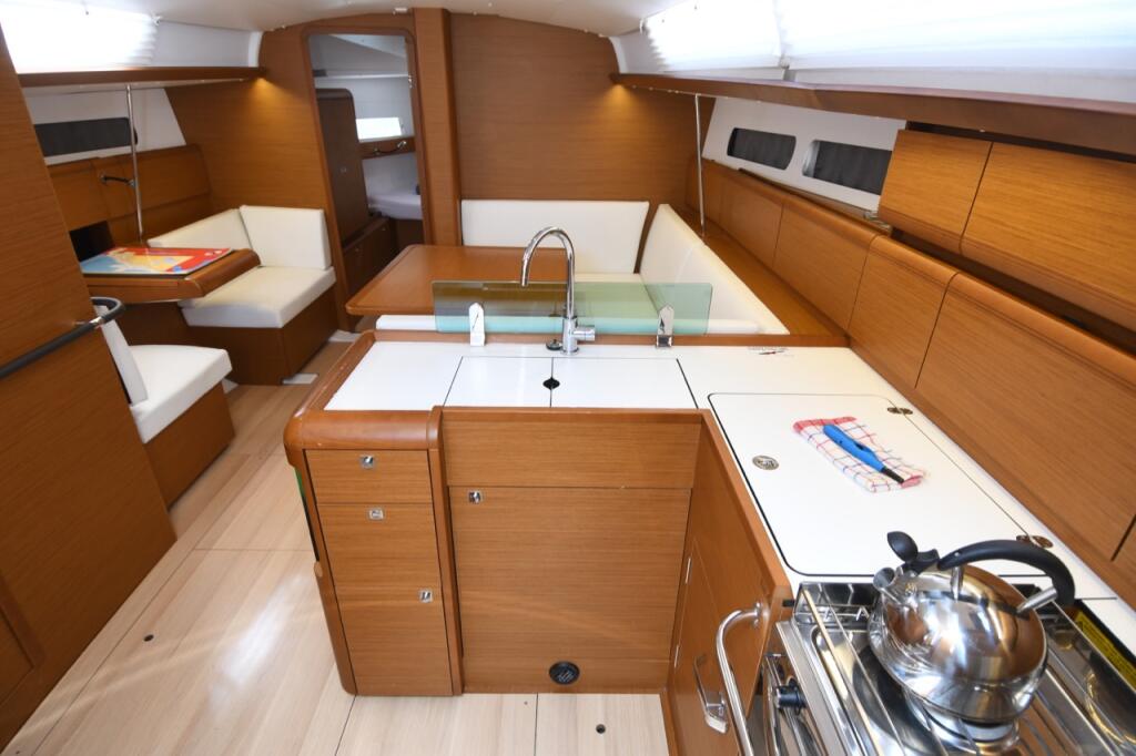 Sailing yacht 