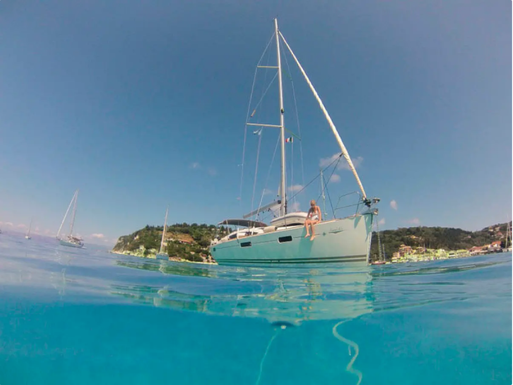 Sailing yacht 