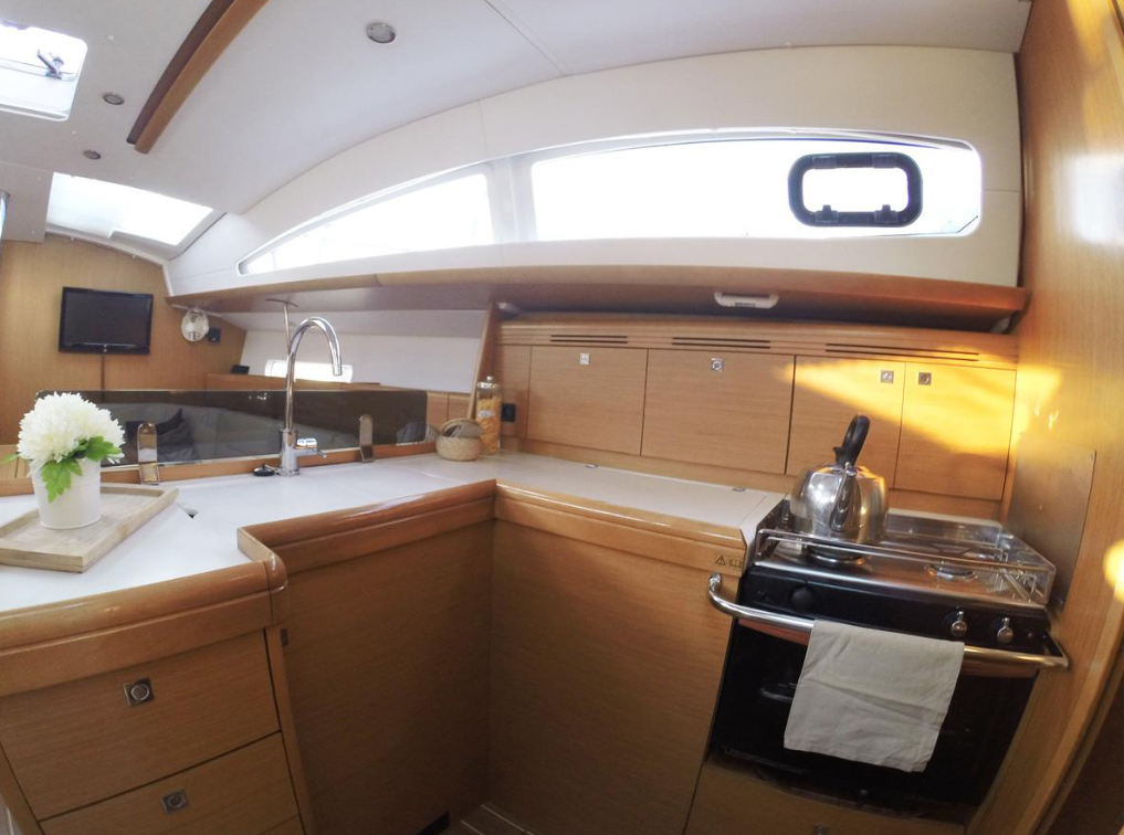 Sailing yacht 