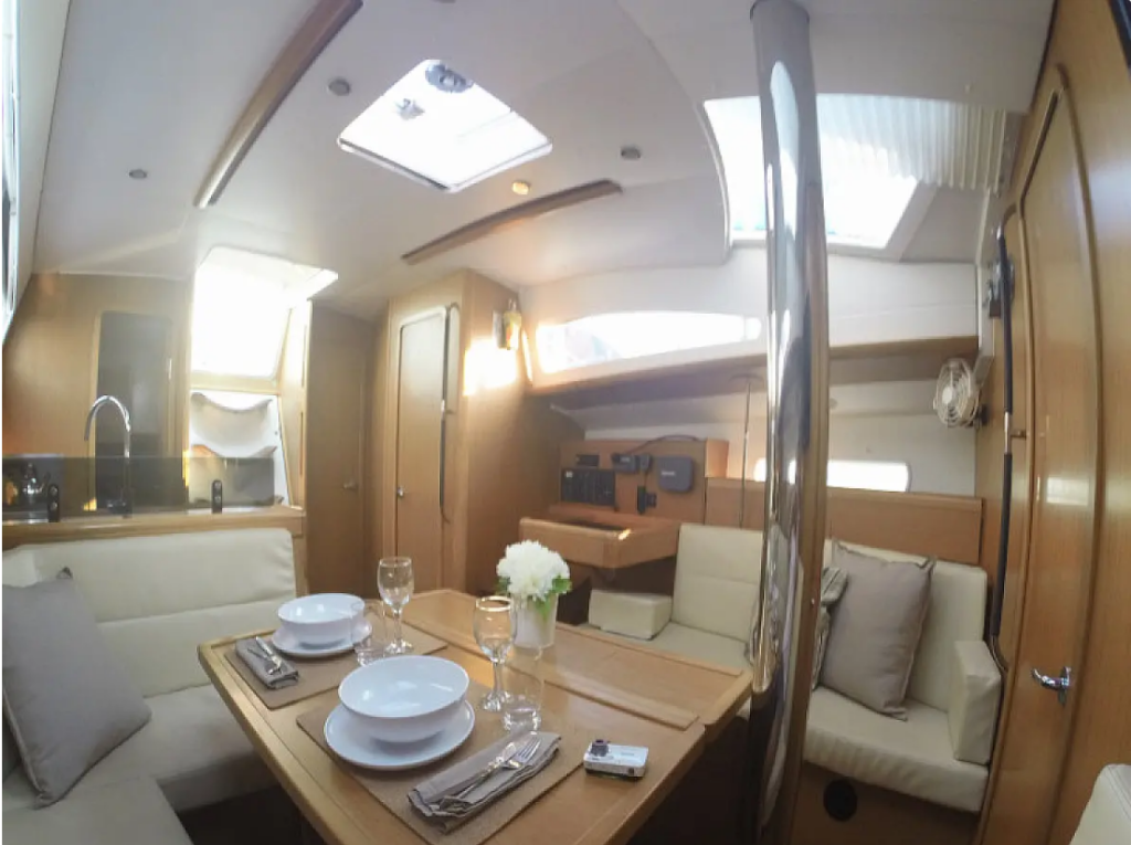 Sailing yacht 