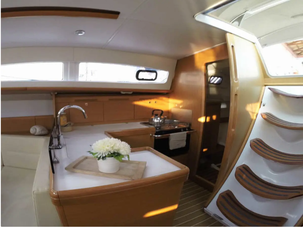 Sailing yacht 